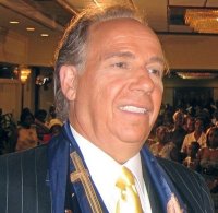 Allen Parker aparece desnudo en el púlpito