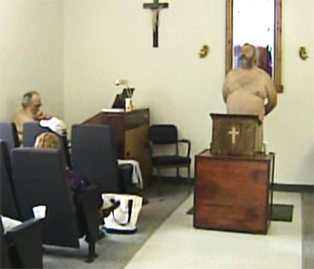 Allen Parker aparece desnudo en el p�lpito