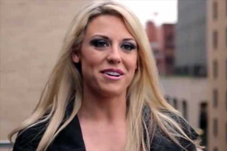 Conejita de Playboy se convierte a Cristo