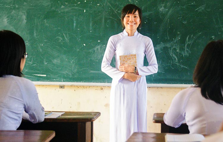 Aunque sus padres le quemaron sus libros dos veces, Tay Thi estudiaba a las escondidas...