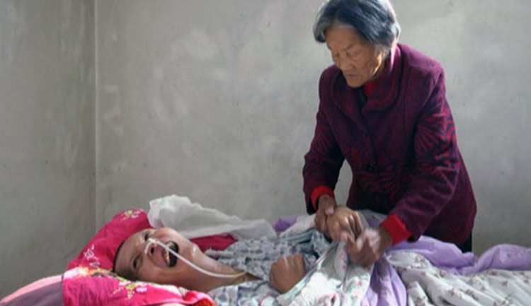 Después de 12 años en coma y le sonríe dulcemente a su madre